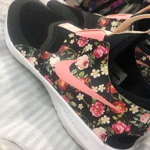 Floral Nike shoes 💕